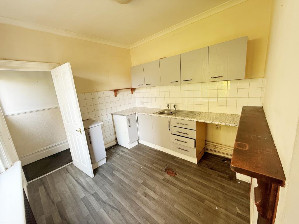 Lot: 167 - FREEHOLD BLOCK OF FLATS - Flat one kitchen